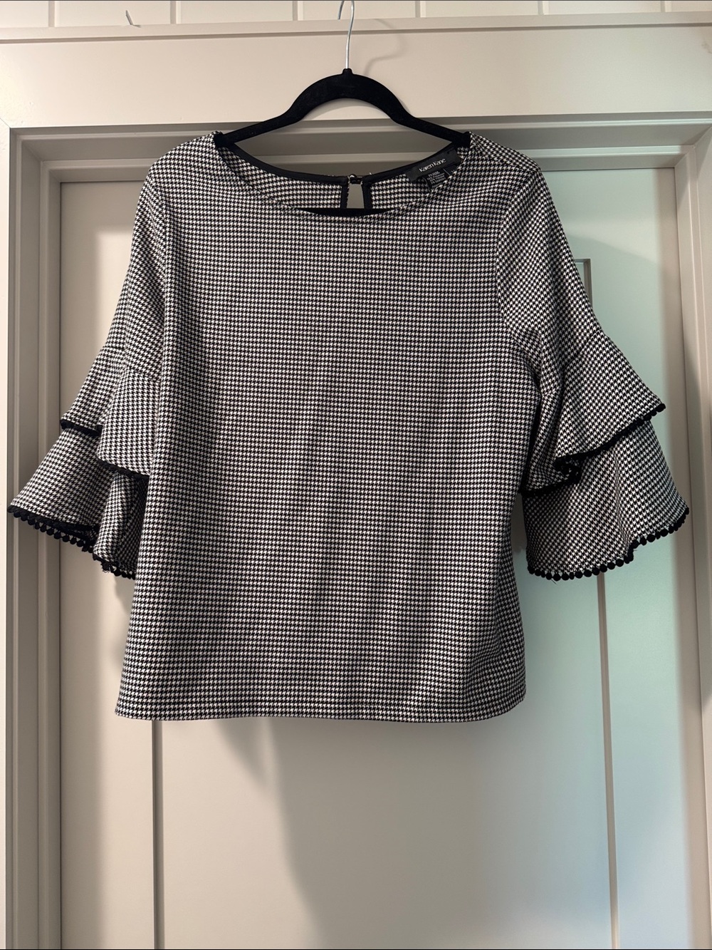 Karen Kane Black & White Houndstooth Ruffle-Sleeve Blouse
